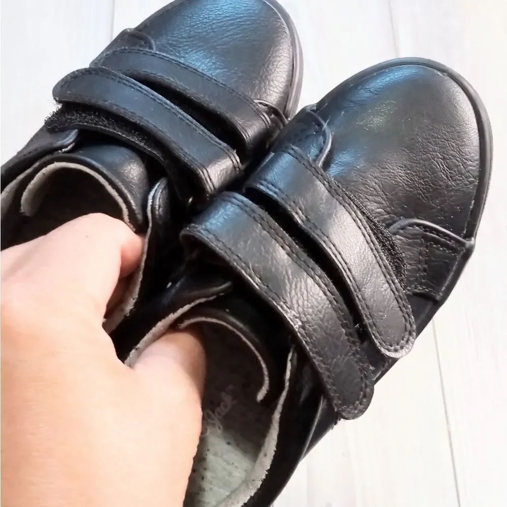 (19-3944) Cat & Jack Shoes  Sz 10